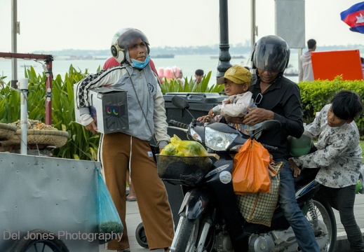  The whole family on a bike