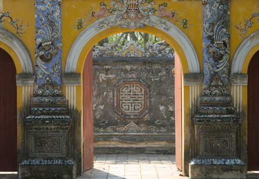 A golden arch