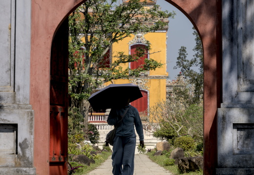  In a shady arch