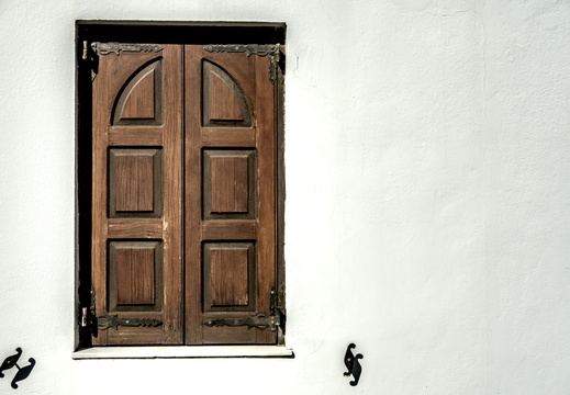 Shut shutters