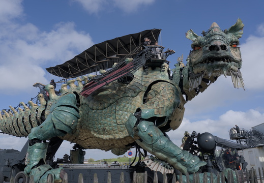 La Compagnie du Dragon staring